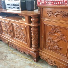 Chi tiết vân gỗ gõ đỏ tự nhiên sắc nét trên bề mặt tủ.