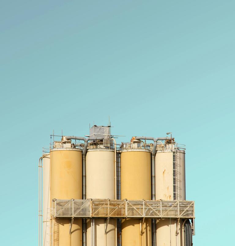 Metallrör på industriell plats