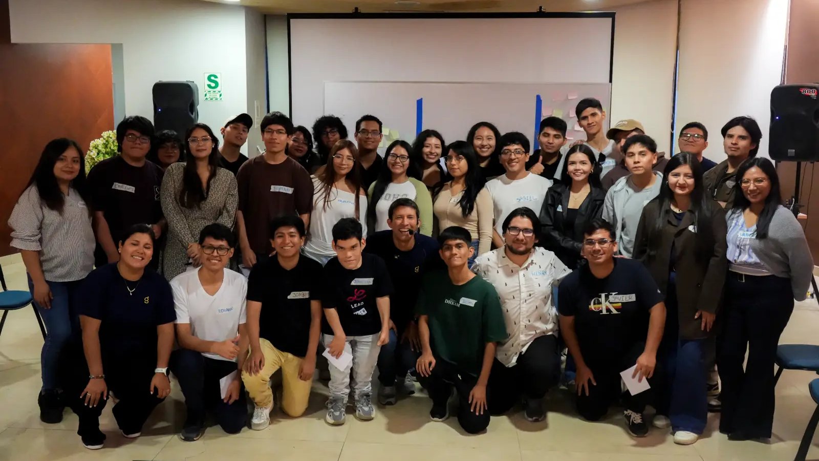 Cierre grupal de una experiencia RECOProgramando en Lima