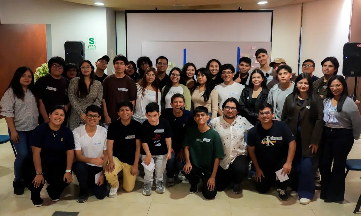 Cierre grupal de una experiencia RECOProgramando en Lima