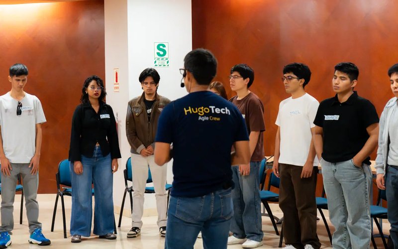 Hugo facilitando un círculo de autoconocimiento en Lima