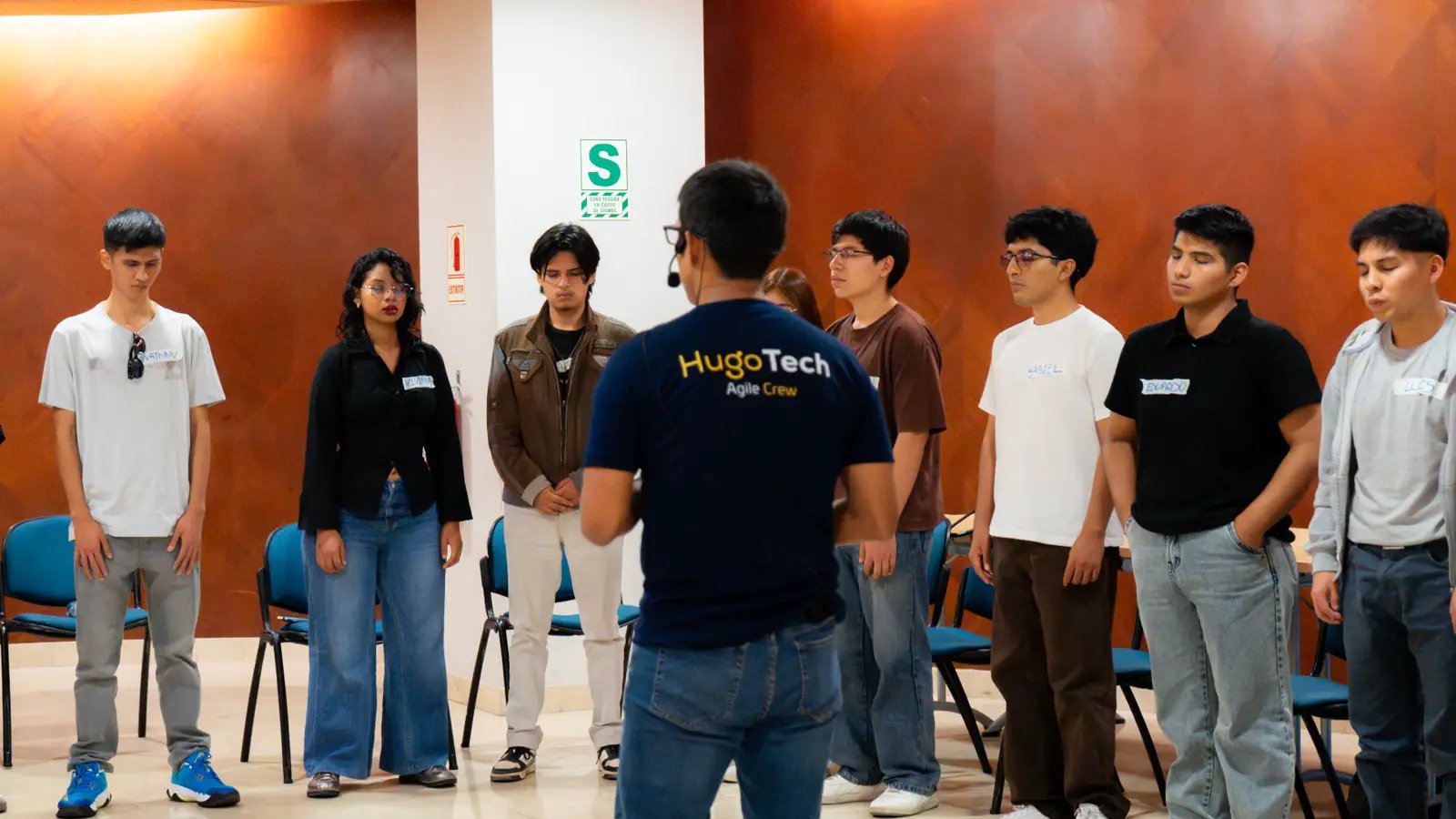 Hugo facilitando un círculo de autoconocimiento en Lima