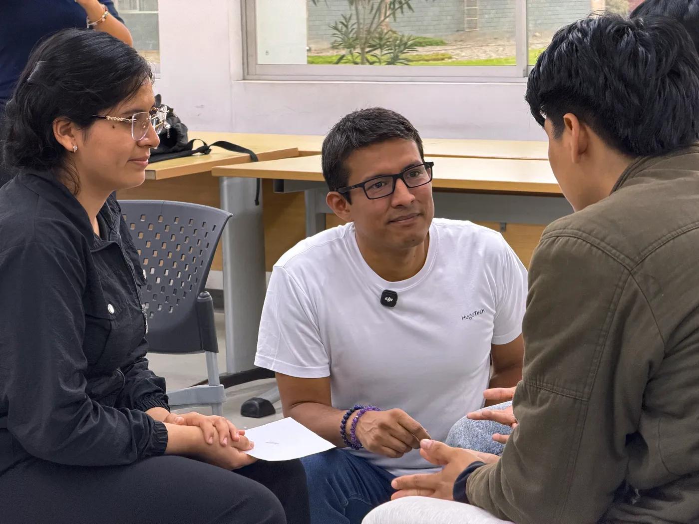 Escucha en trío durante un taller de agilidad humana en Lima