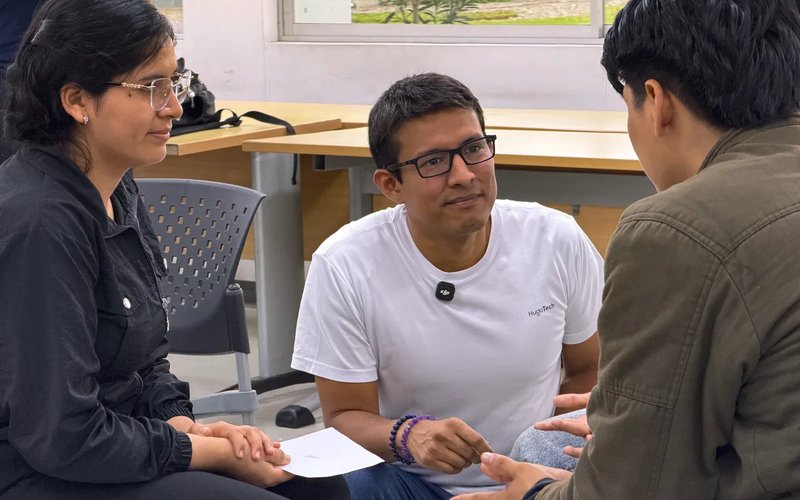Escucha en trío durante un taller de agilidad humana en Lima