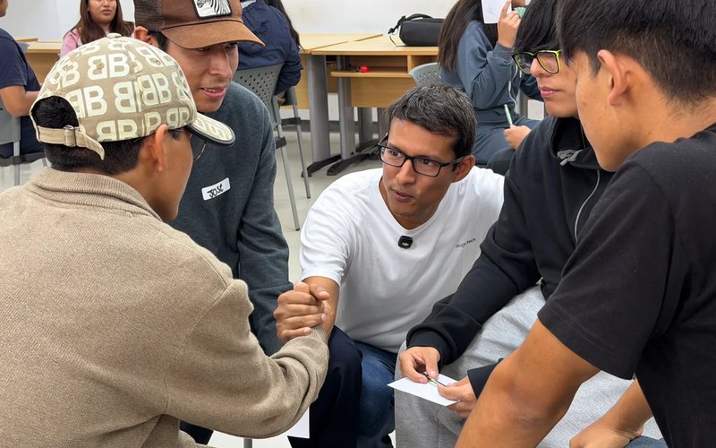 Círculo de manos en una experiencia presencial RECOProgramando