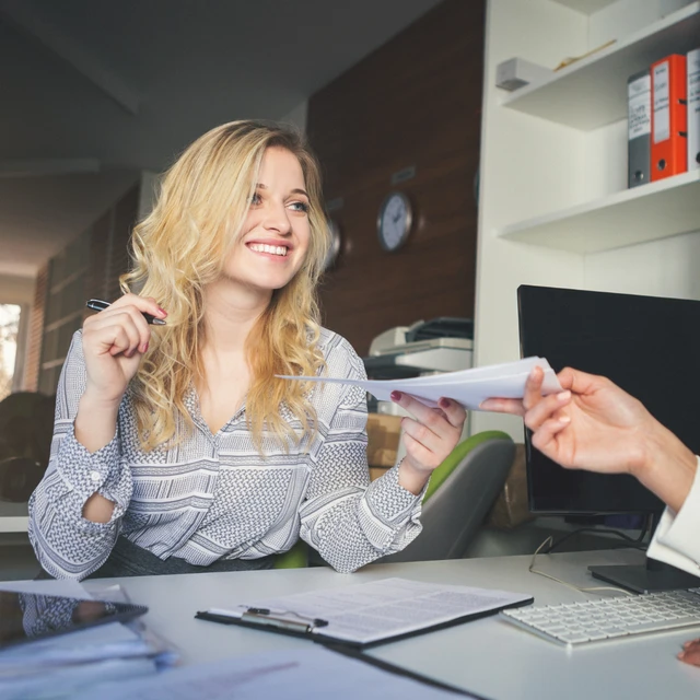 An agent handing over a file to the client