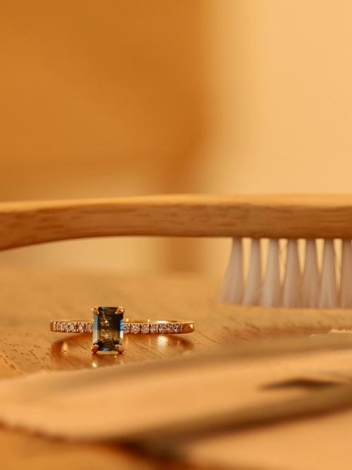 The Hectic Person's Guide to Jewelry Cleaning: Sparkle Without the Strain