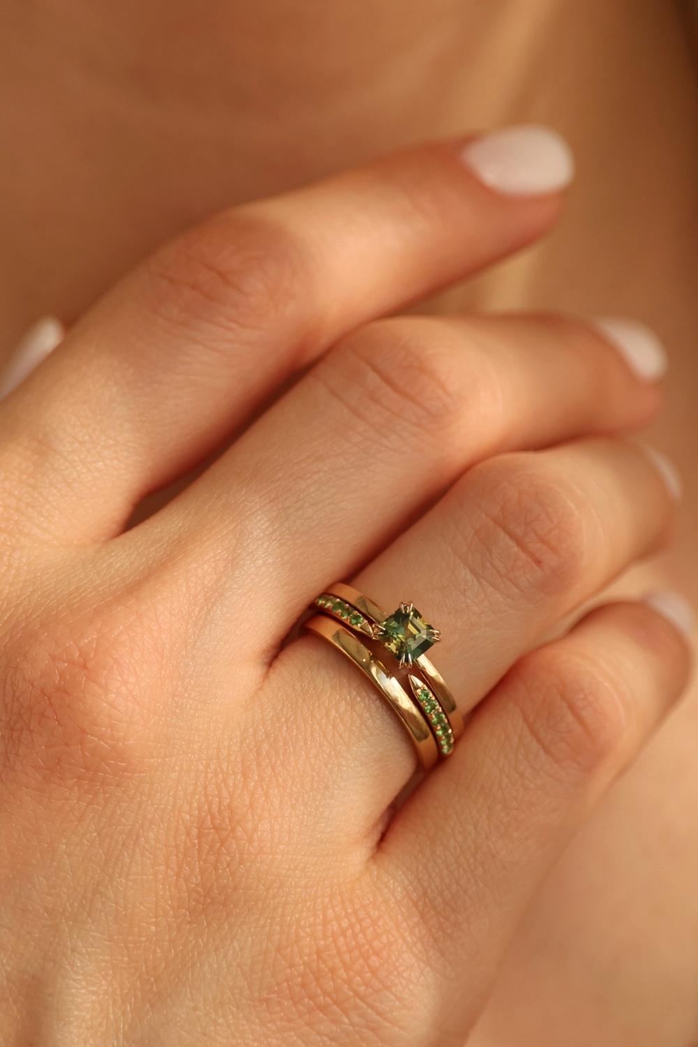 Ring Bi-colored Sapphire set in solid yellow gold