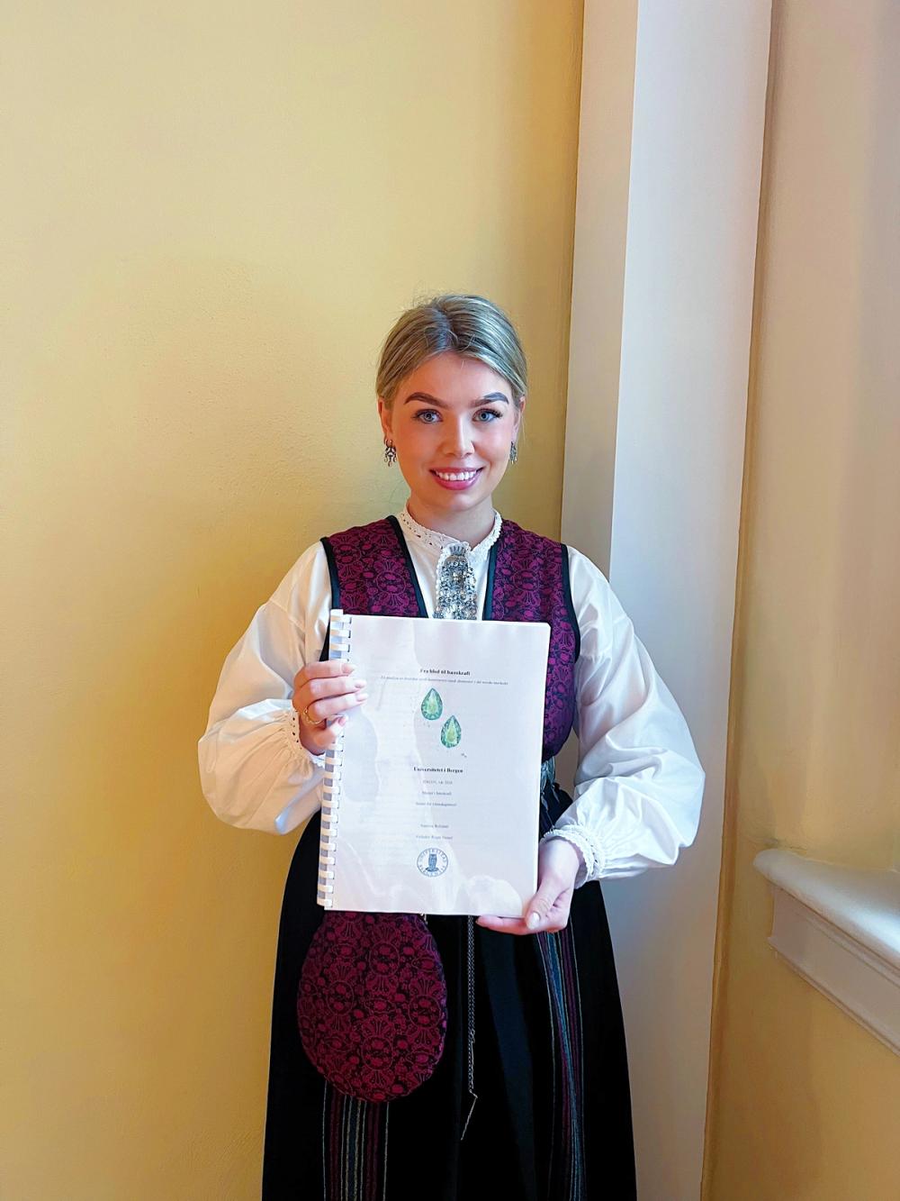 Sunniva med masteroppgaven sin