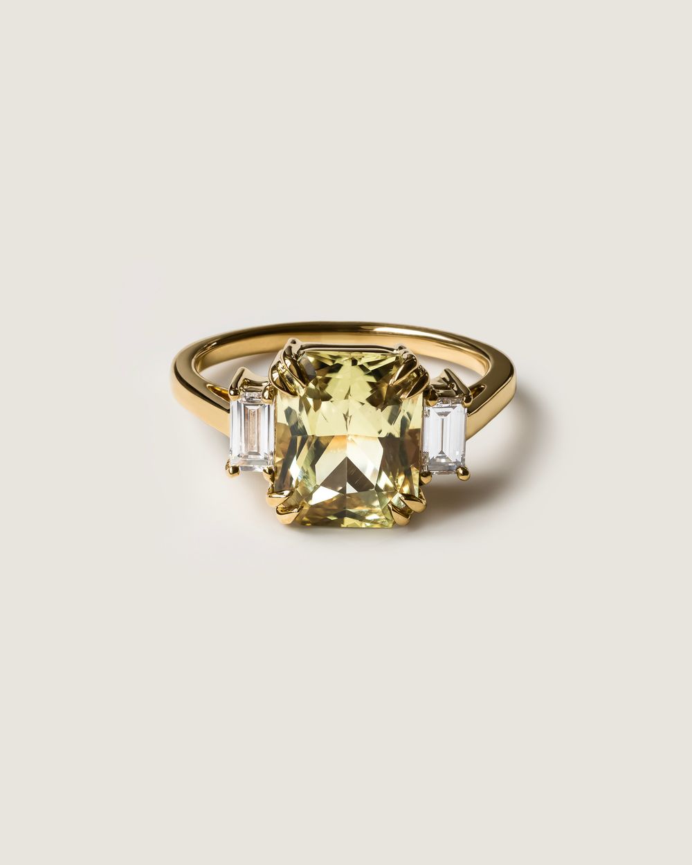 3,67 carat natural, unheated bi-colored sapphire in golden yellow (champagne) with a hint of green and brown