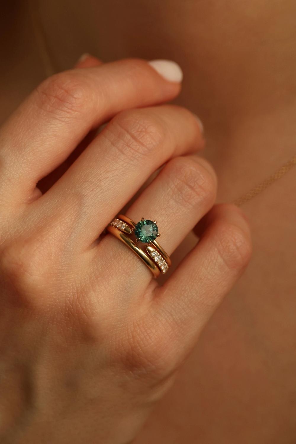 green sapphire ring yellow gold lab-diamond gold band