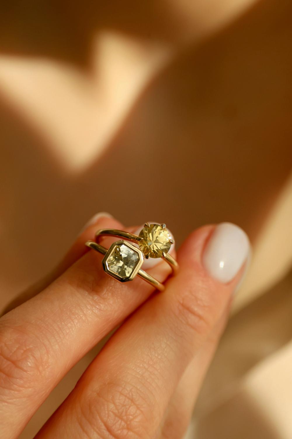 Solitaire ring yellow and green sapphire set in yellow gold