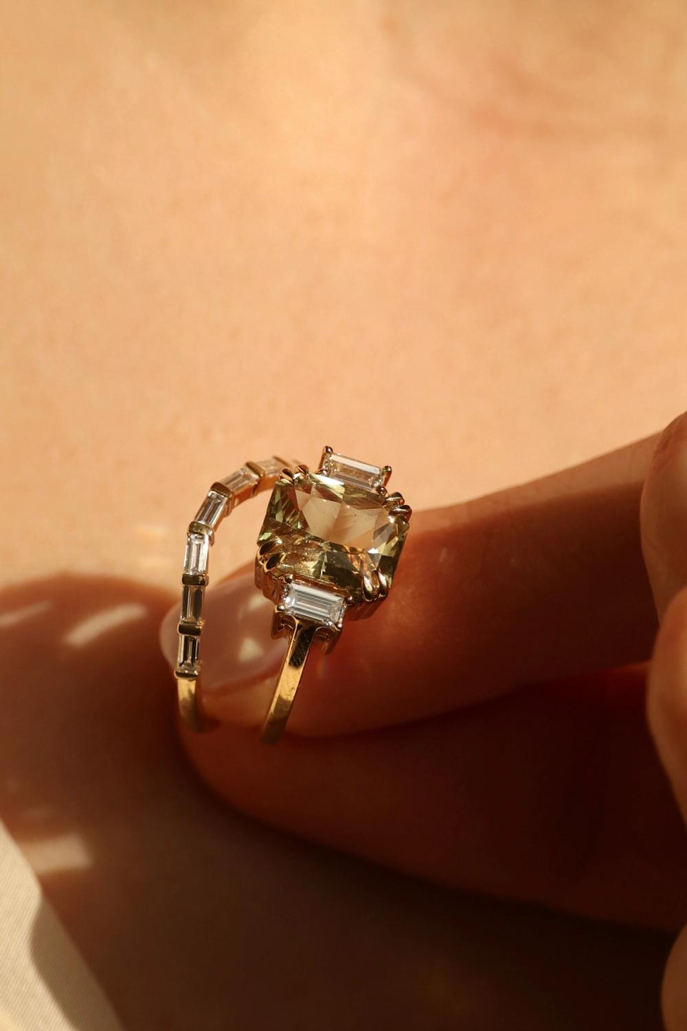 Fargerike edelstener i ringer