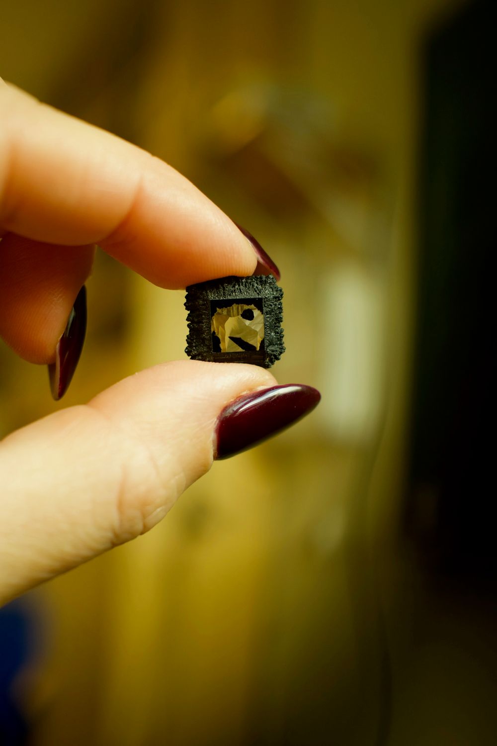 Pictured here is an uncut, lab-grown diamond – captured during Jenny and Sunniva’s visit to a diamond laboratory.