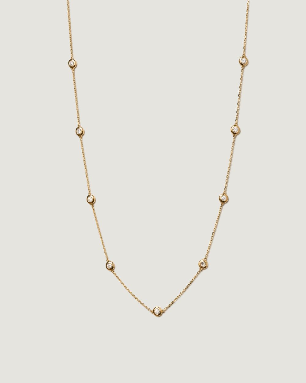 Swan Bezel Diamond Necklace i 14K gult gull med 9 labdyrkede diamanter som symboliserer ni måneder med graviditet