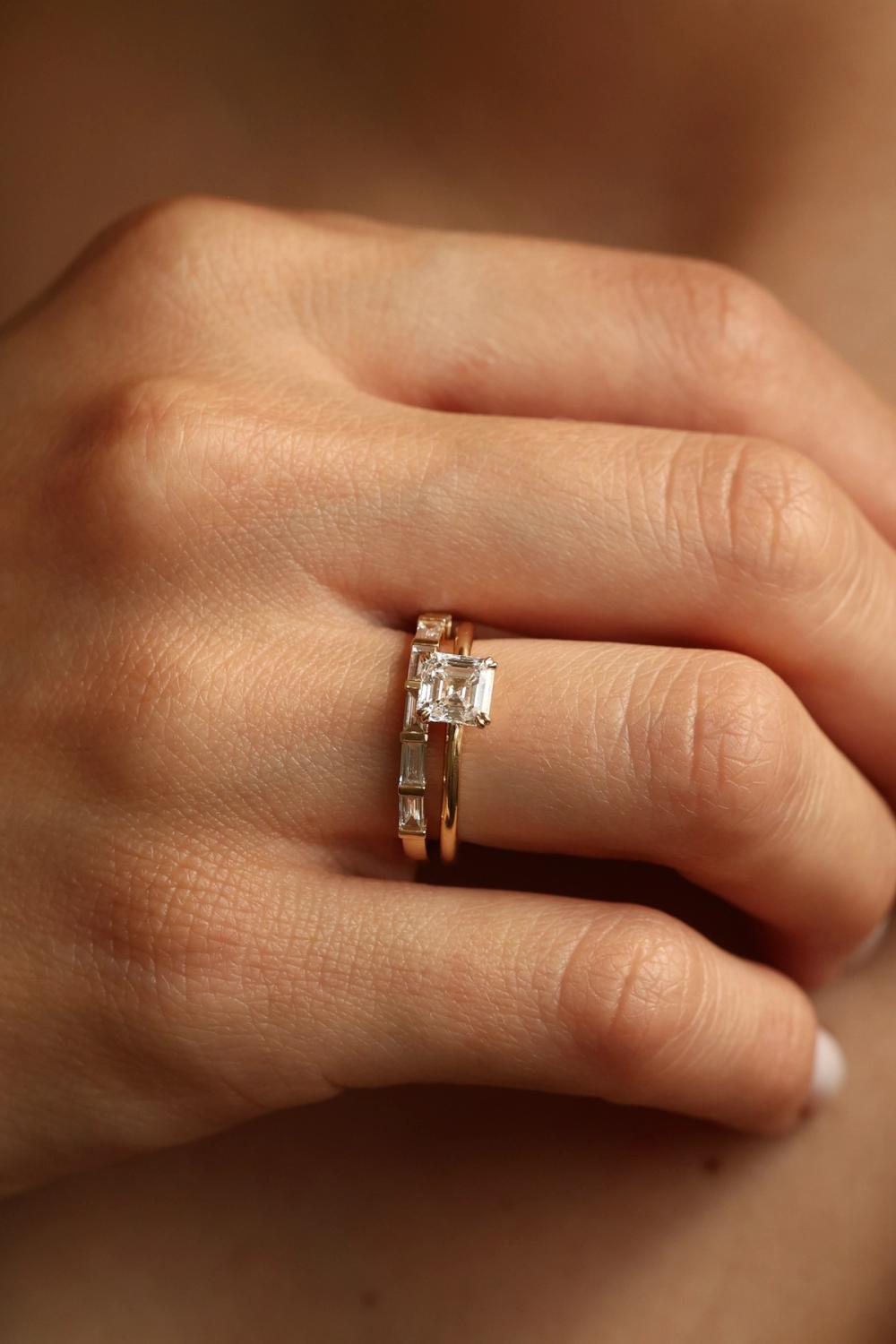 Lab-grown diamond asscher cut set in solid yellow gold 