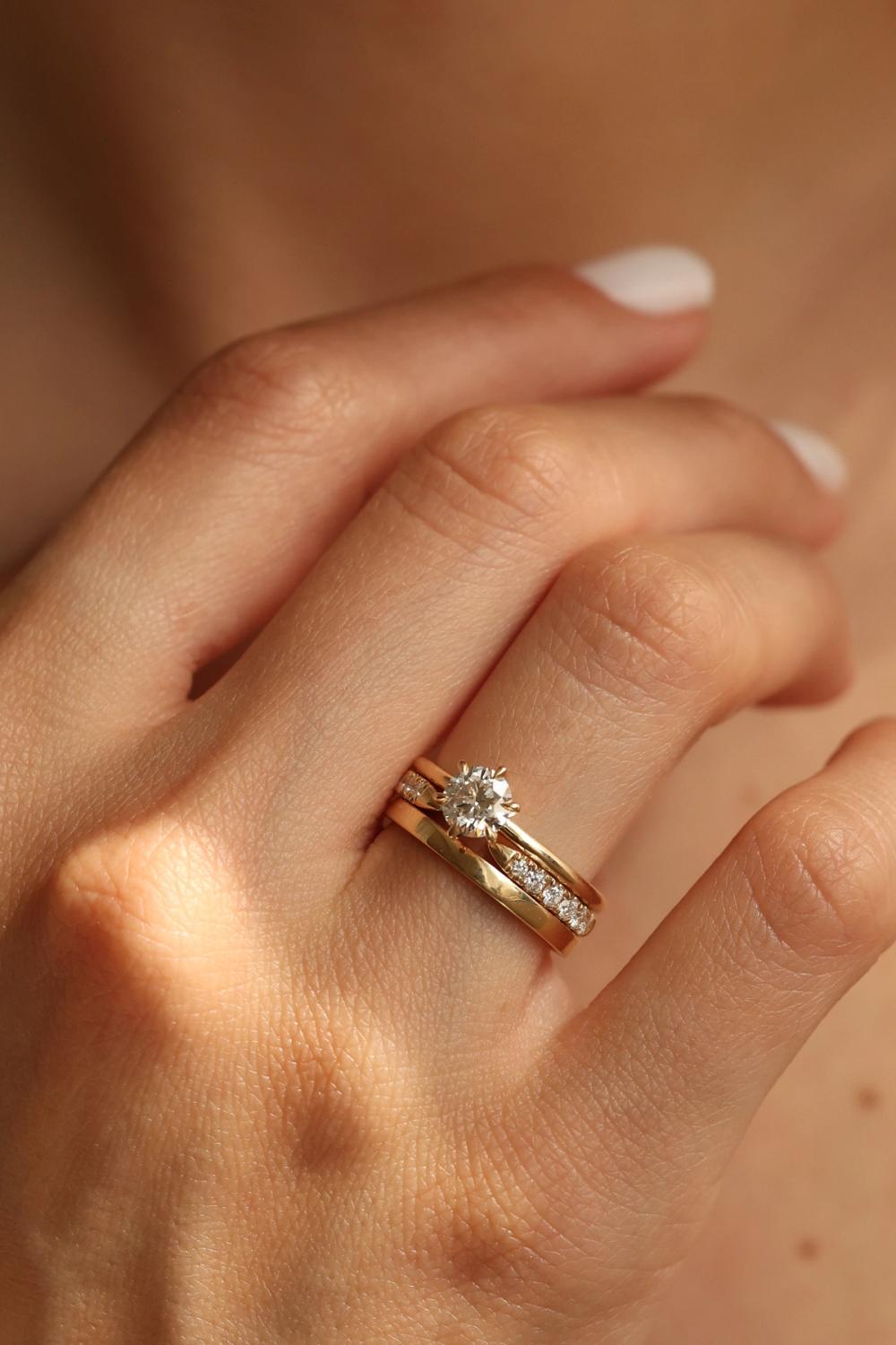 Lab-grown diamond brilliant cut set in solid yellow gold 