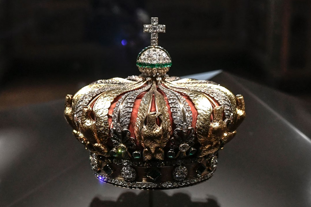 During their escape, the thieves dropped two items, including Empress Eugénie’s crown, which was found damaged near the museum.