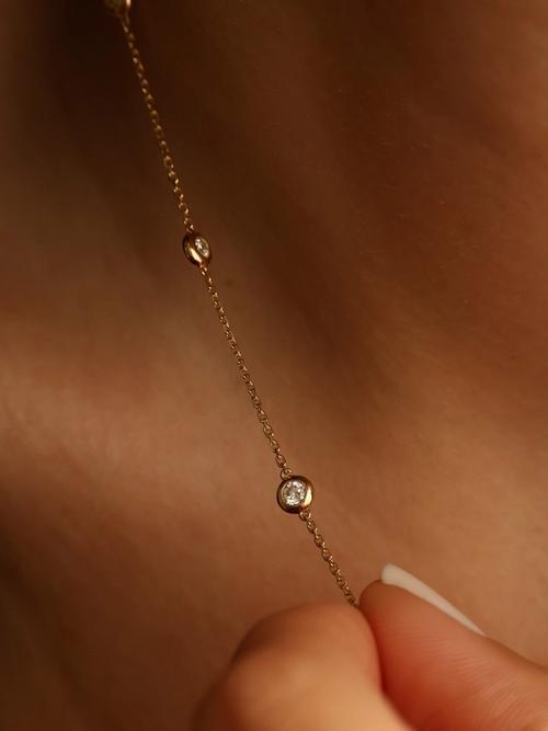 What's the Difference Between Carat and Karat?