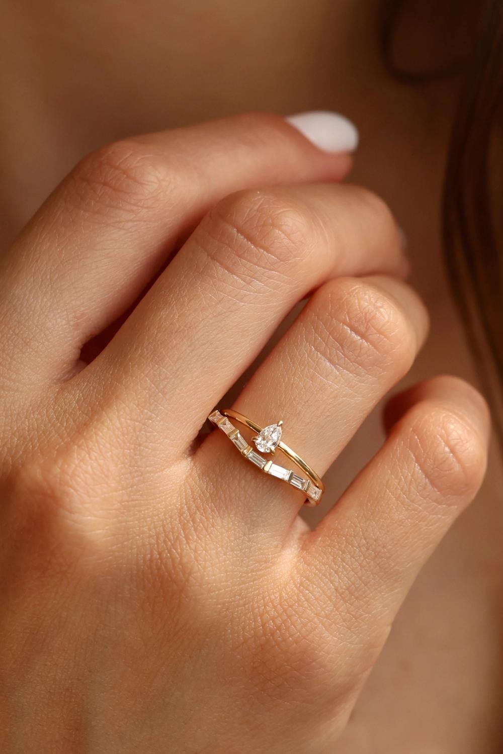 Lab-grown diamond set in solid yellow gold 