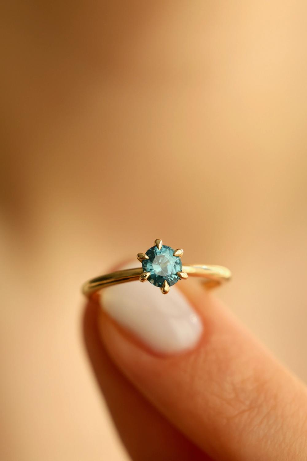 blue sapphire ring yellow gold