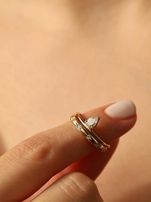 The Difference Between Solid Gold Jewelry and Gold-Plated Jewelry