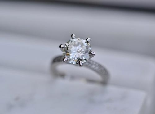 How Do You Determine the Value of a Diamond?