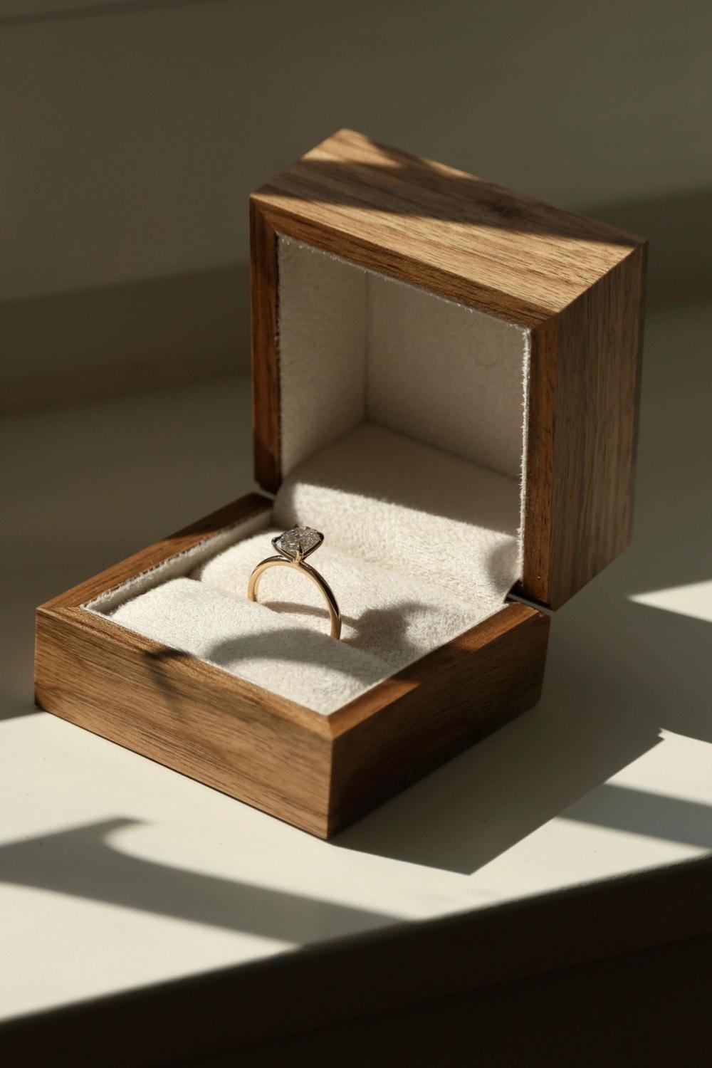 Forlovelsesring med labdyrket diamant i gult gull i en ringeske av tre, fra Nangi.