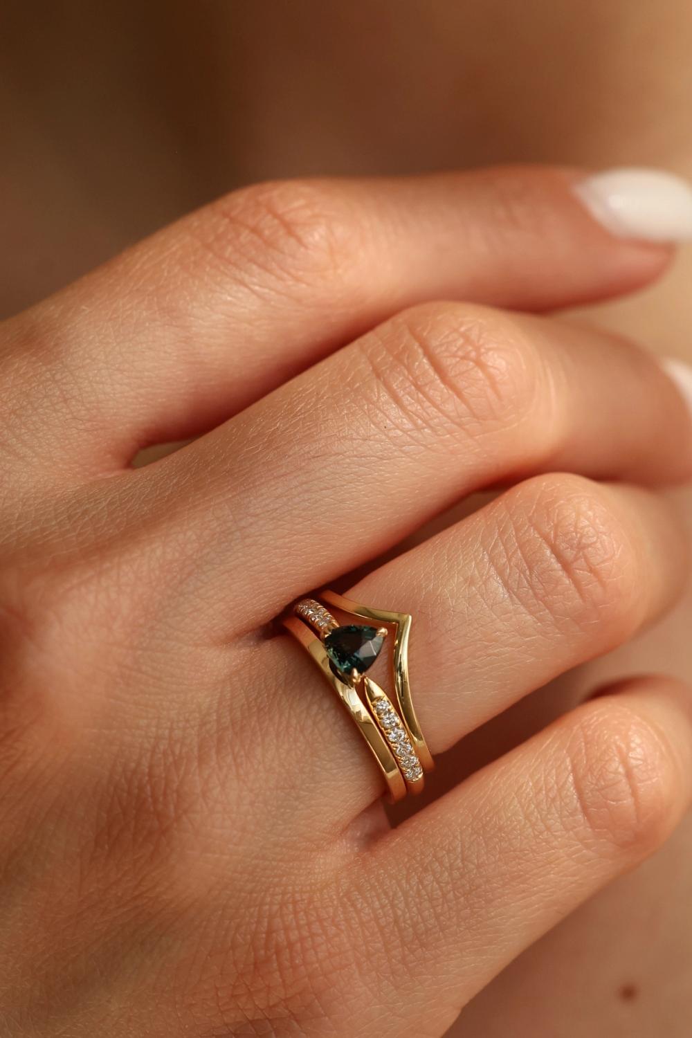 Ring blue-green sapphire set in solid yellow gold