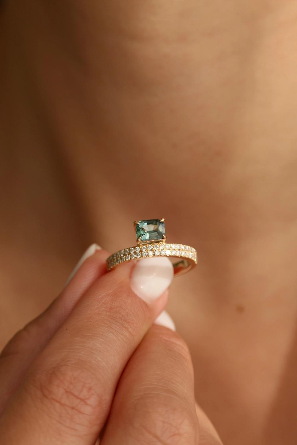 green sapphire ring pavé side lab-diamonds