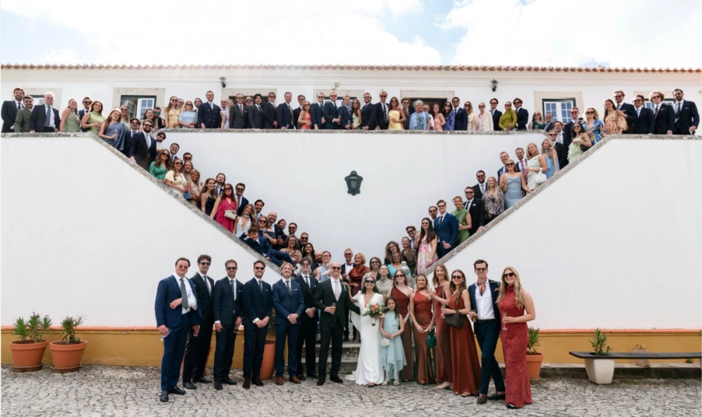Felicia og Jesper med bryllupsgjestene på en vingård i Mafra, nord for Lisboa