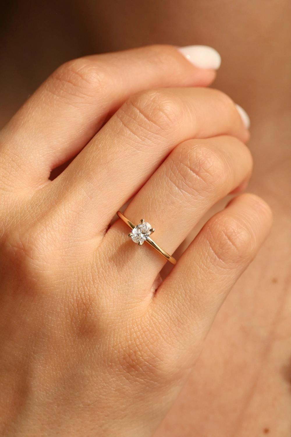 Nangi Oval Swan in Yellow Gold