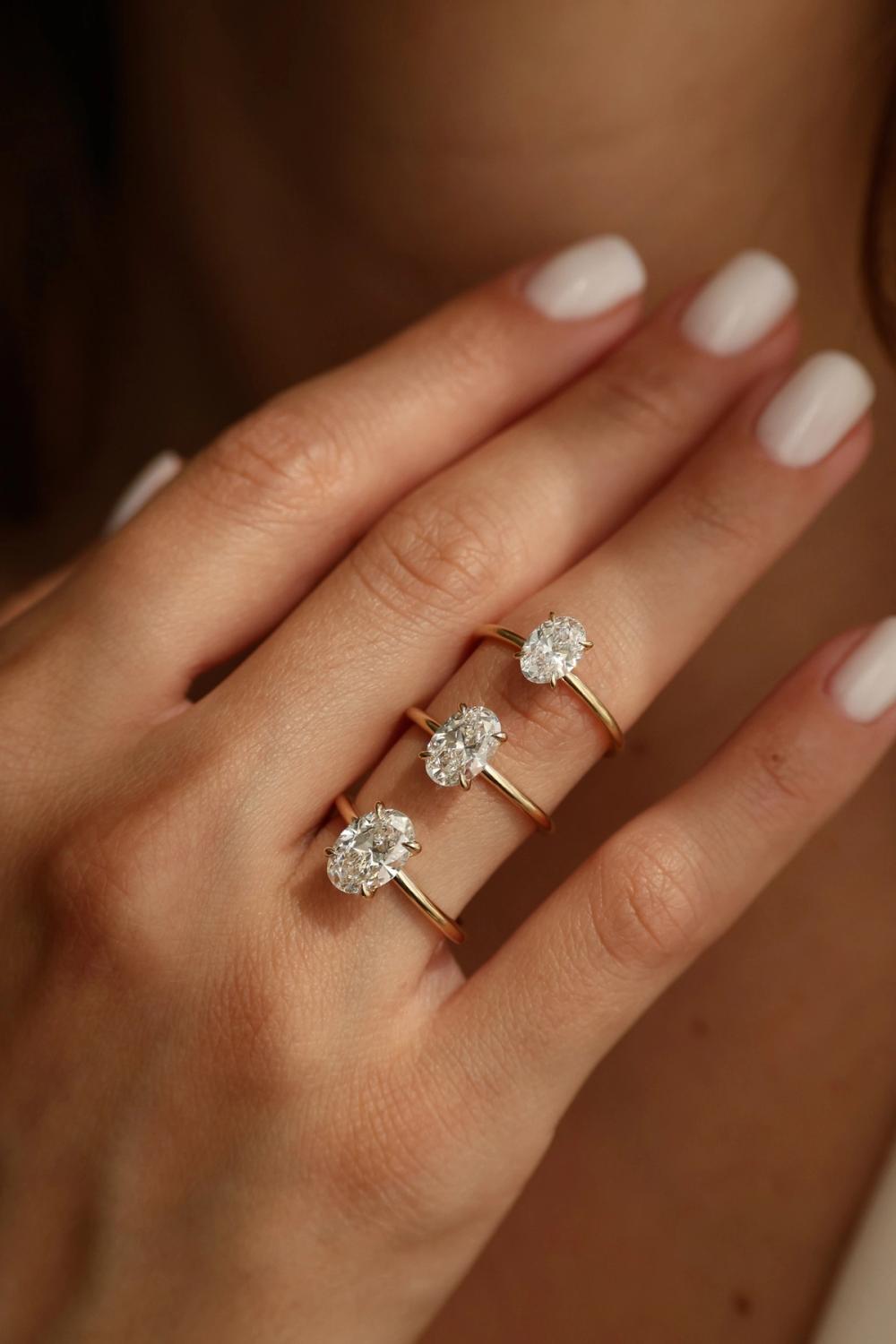 Nangi Swan _Oval Diamond ring i 14 K gult gull