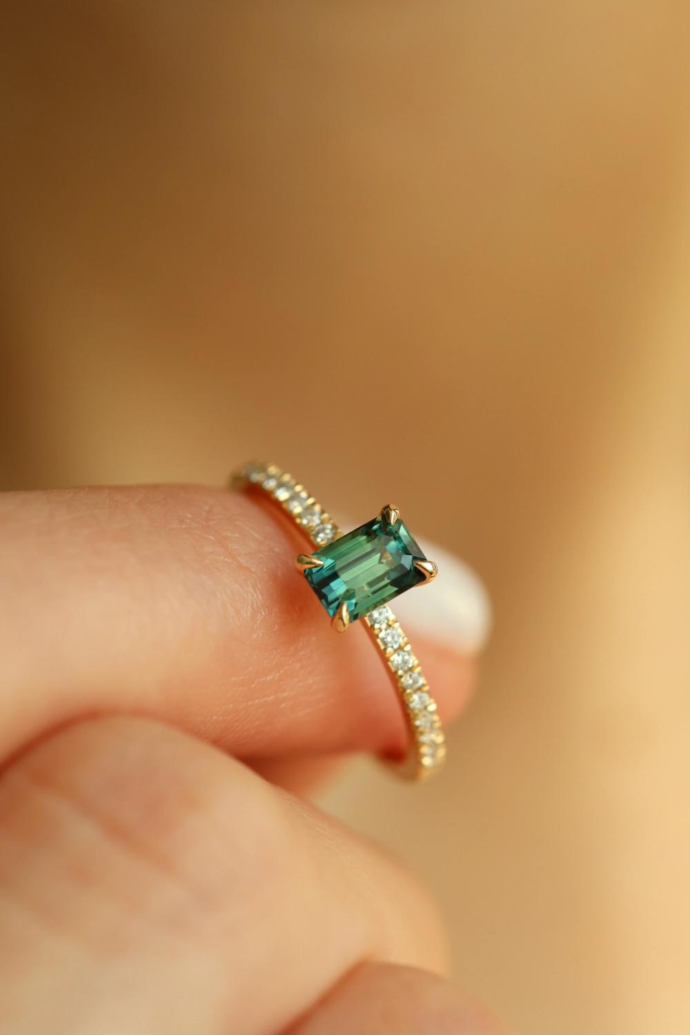 Green sapphire ring set in yellow gold with pavé lab-grown diamonds set in half-eternity