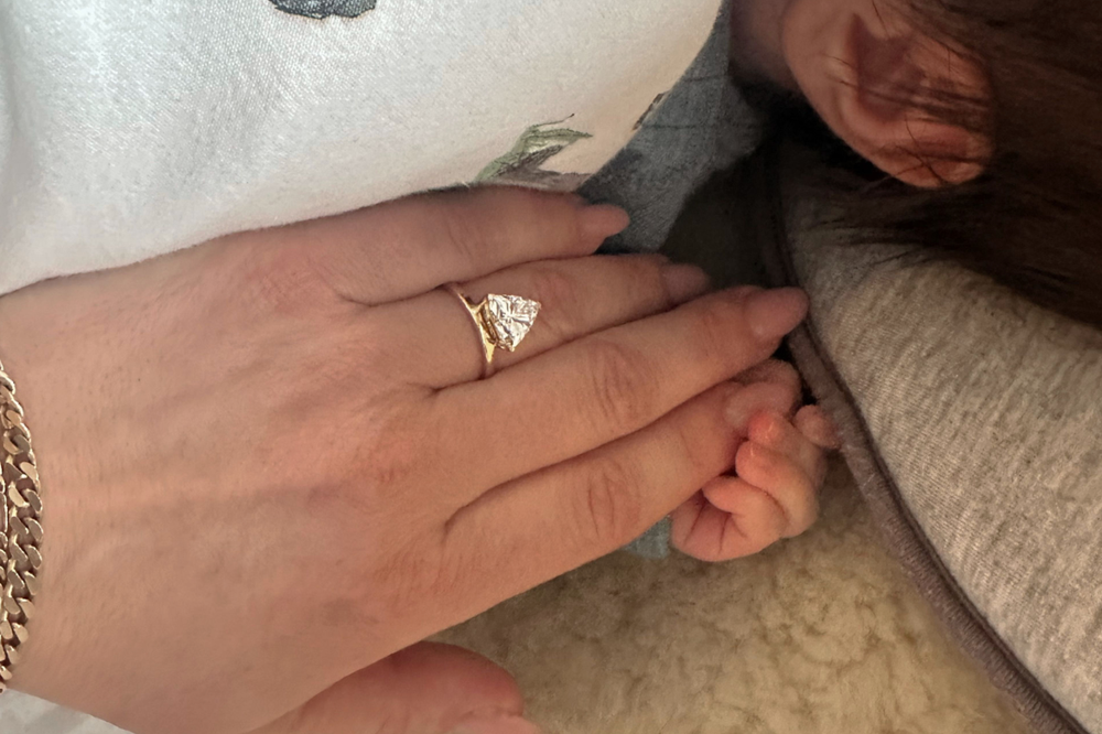 Lab Grown Nangi gründer og designer, Jenny, sin egen pushpresang, en trillion-slipt diamant på 2,00 karat.