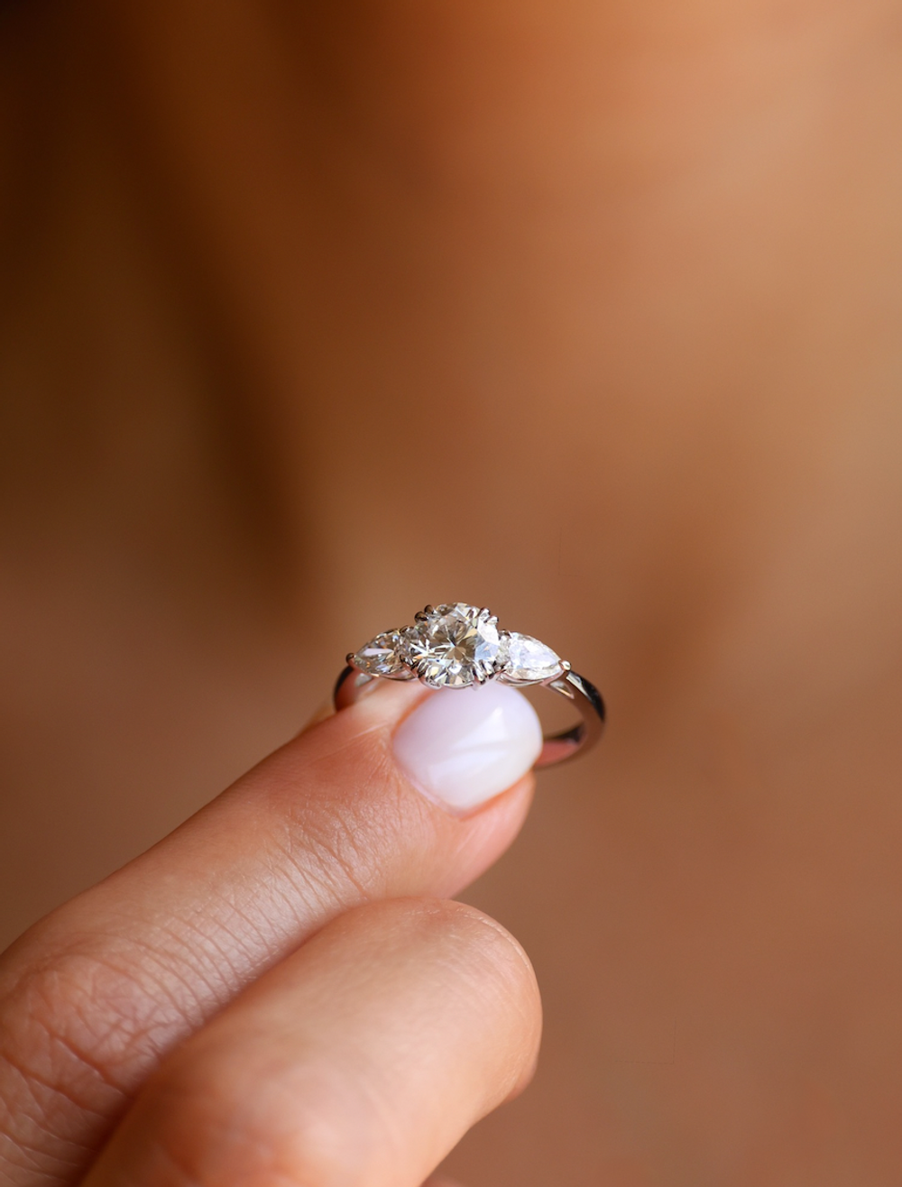 Forlovelsesring med diamanter i 14 karat hvitt gull fra Nangi