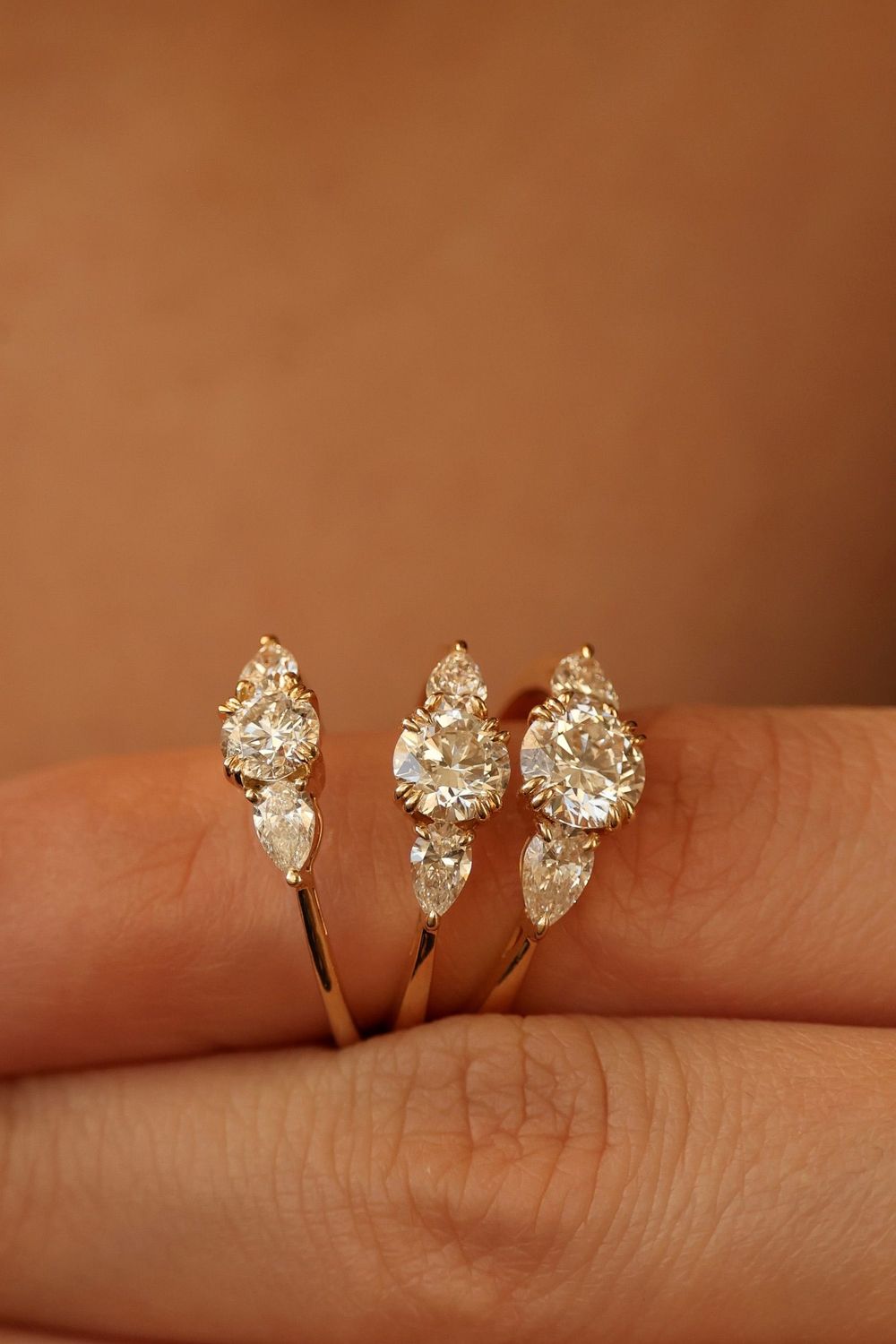 Above: Nangi Three Stone Swan Diamond Ring i ulike carat vekt