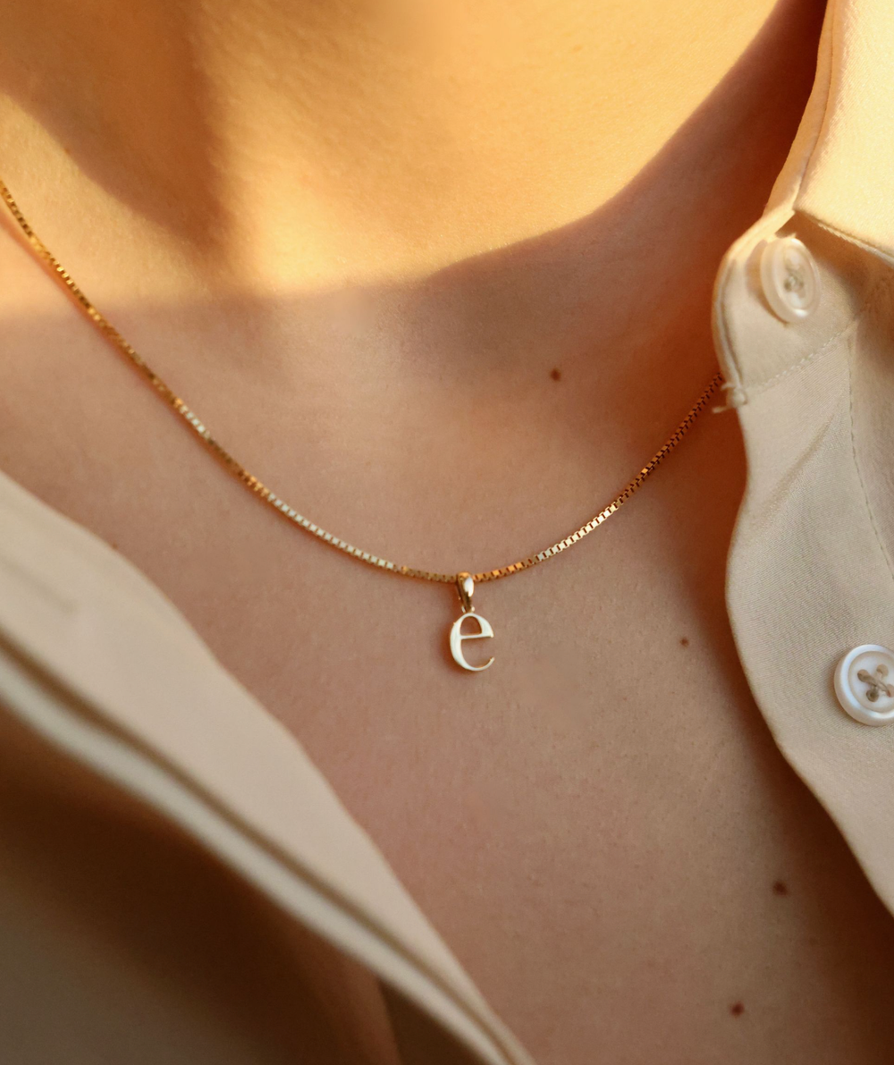 Nangi Milestone Initial Pendant i 14 Karat gult gull