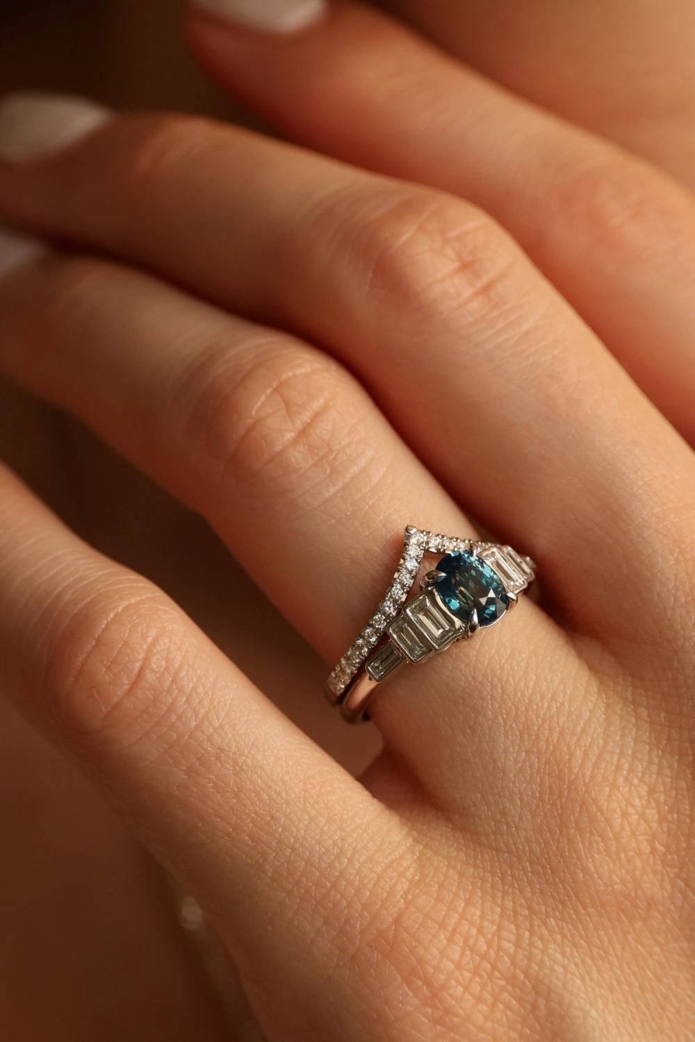 Ring teal bi-colored sapphire set in solid yellow gold