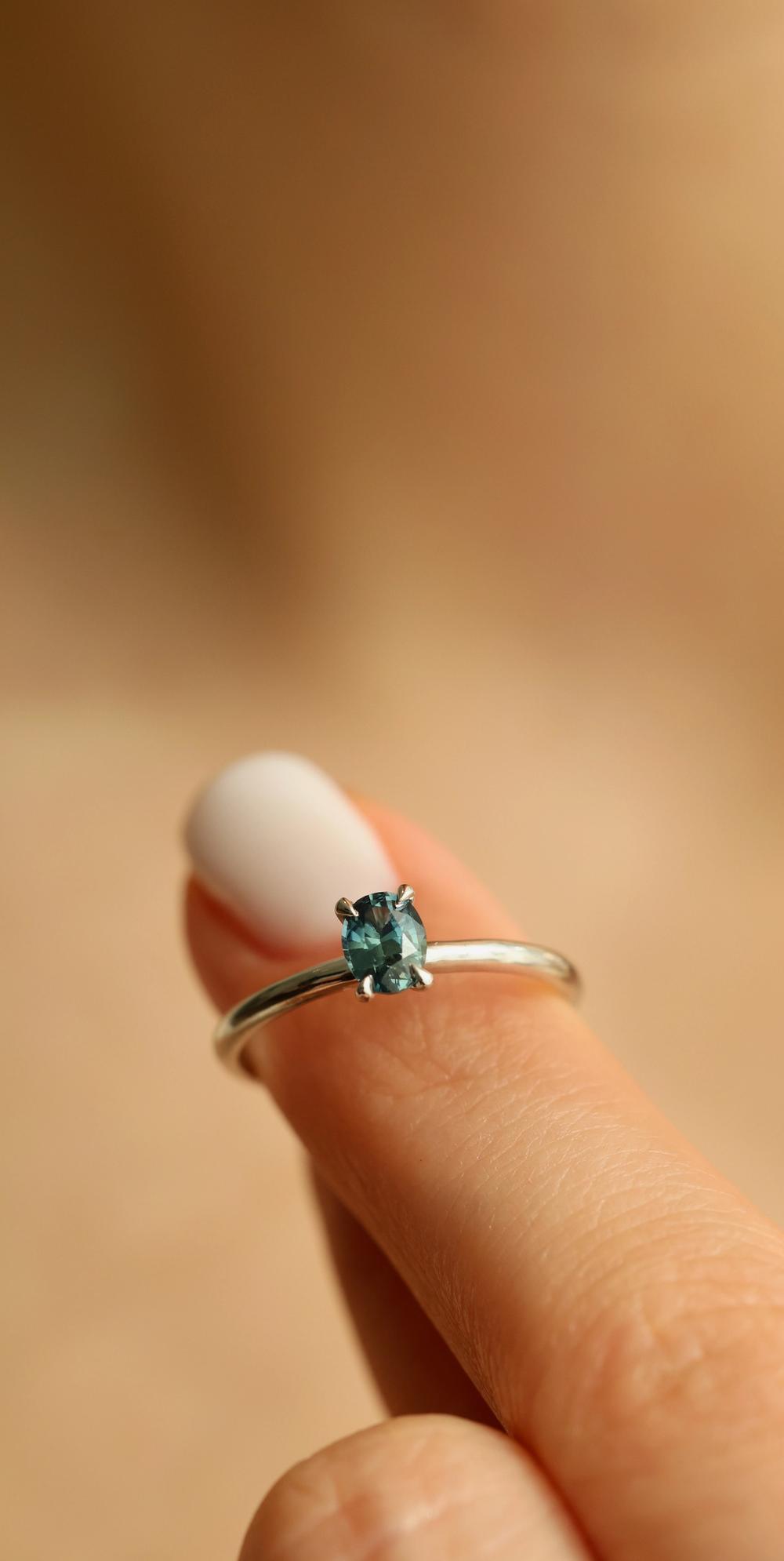 Mist Peacock Oval Sapphire Ring in 14K white gold