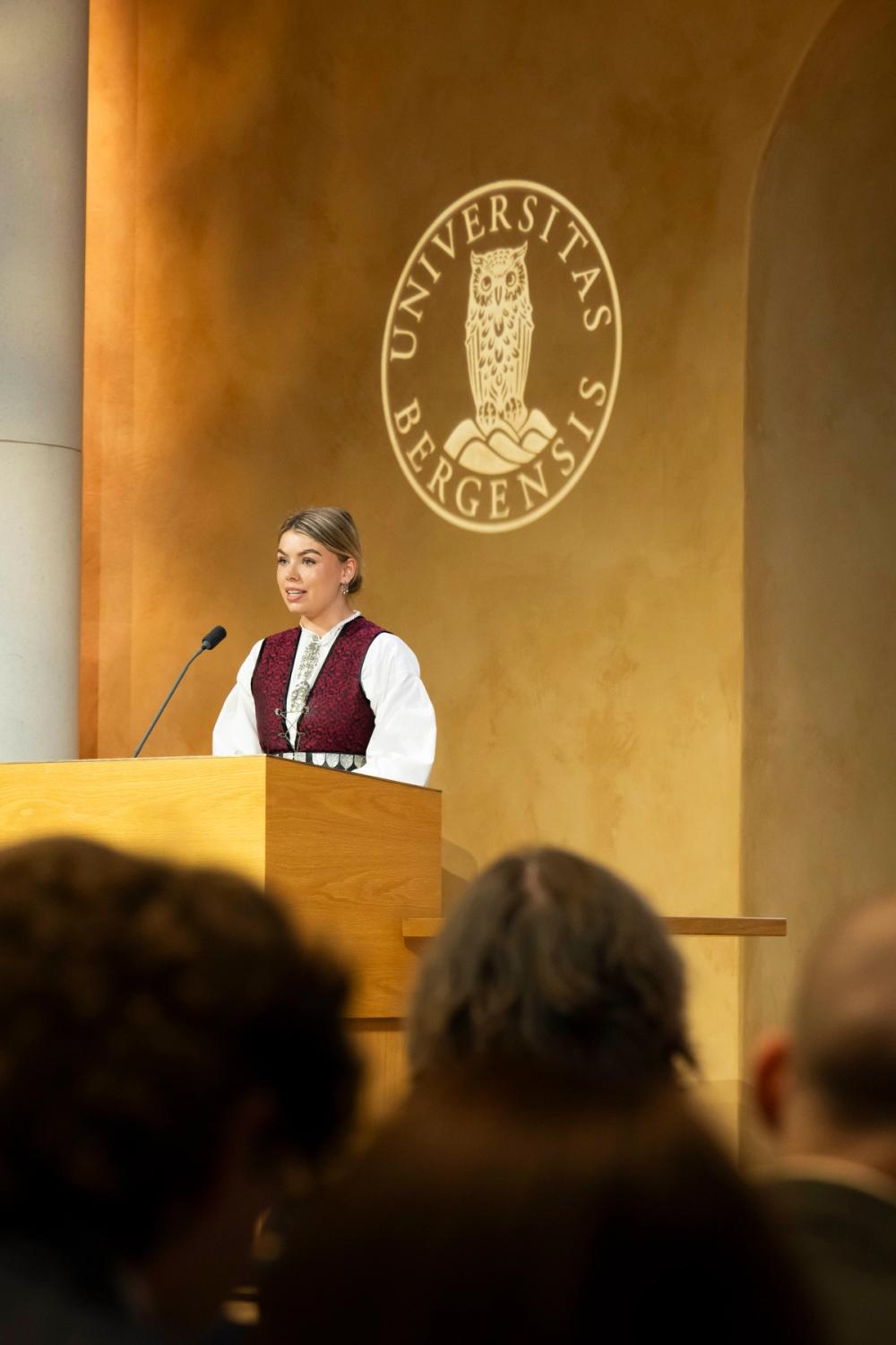 Sunniva holder avgangstalen for masterstudentene ved Universitetet i Bergen