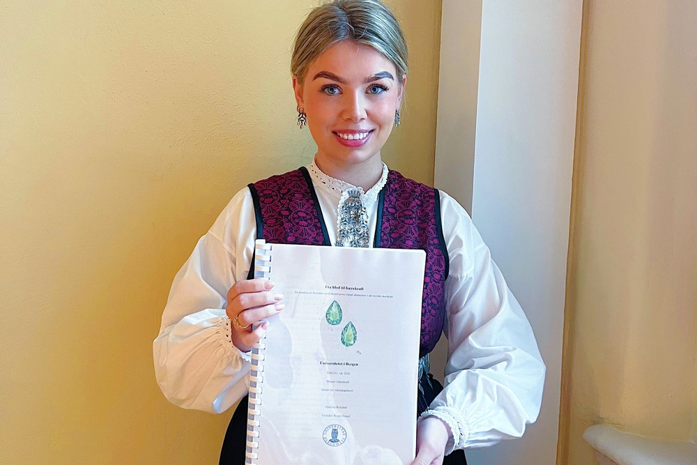 Sunniva holding her master's thesis