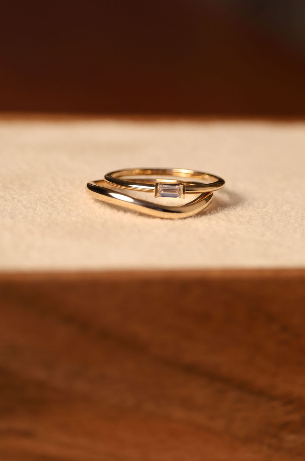 Baguette lab-diamond with solid gold wedding band