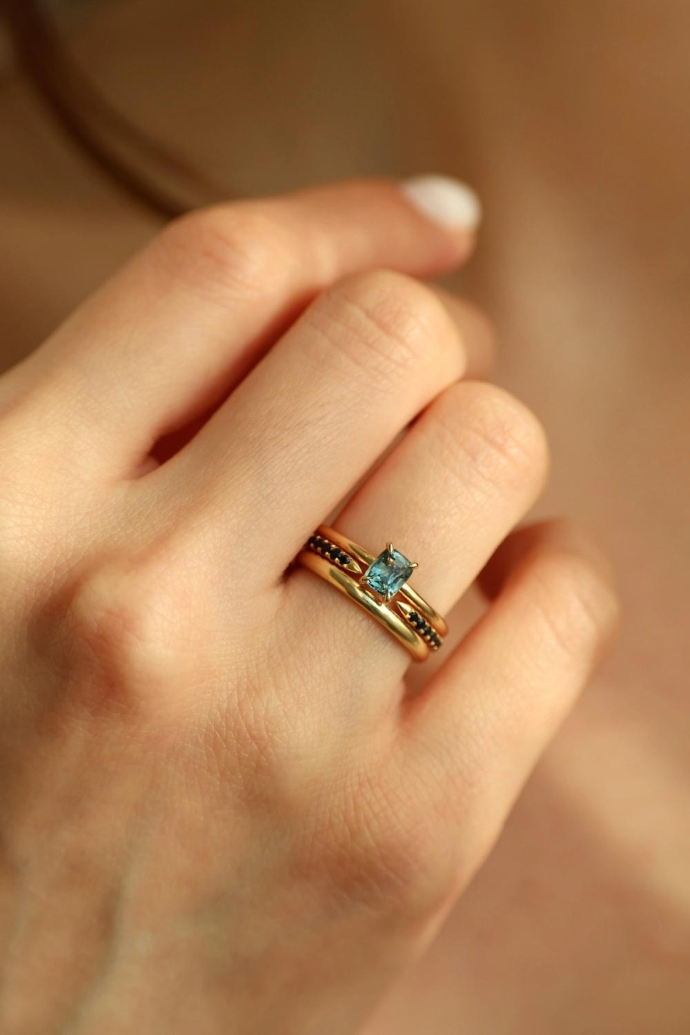 Blue sapphire ring set in 14K yellow gold