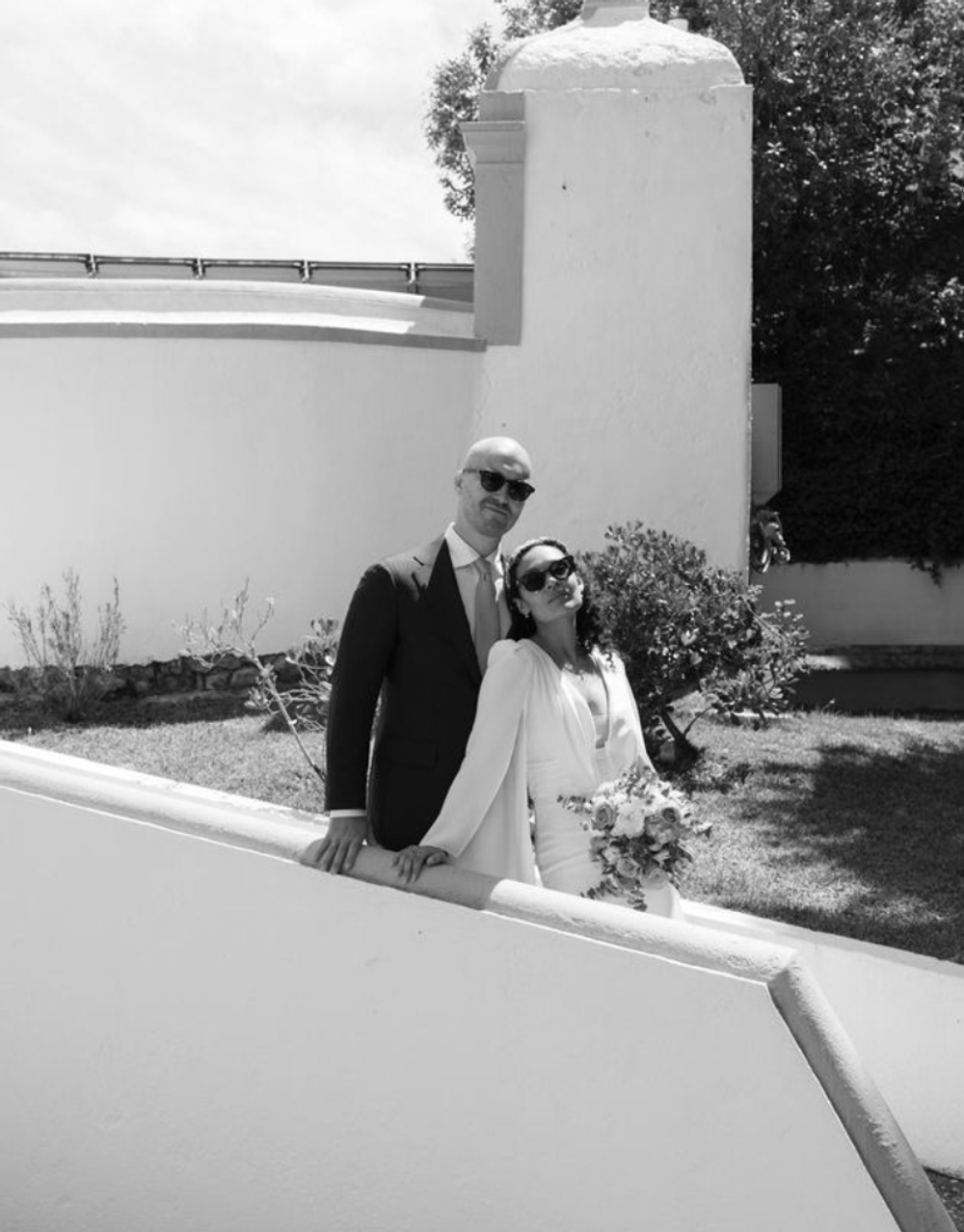 Felicia og Jesper i bryllupet sitt på en vingård i Mafra i Portugal. Felicia bærer forlovelsesring, gifteringer og halskjede fra Nangi med labdyrkede diamanter i 14 K gult gull