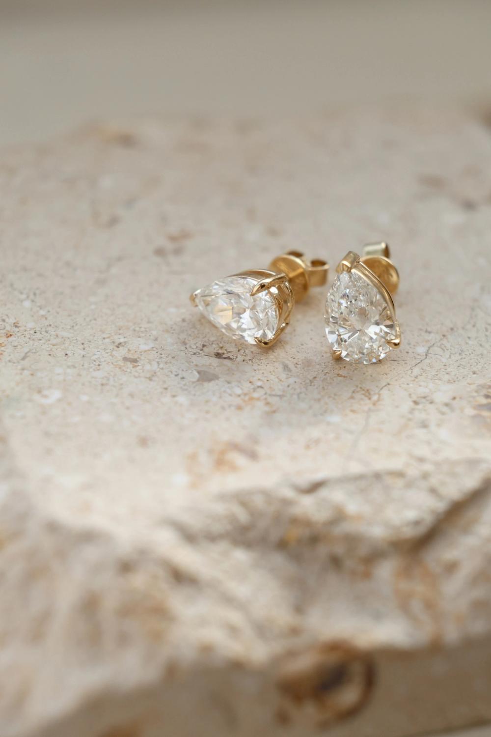 2,00 ct pear cut lab-diamond earrings in 14K yellow gold 