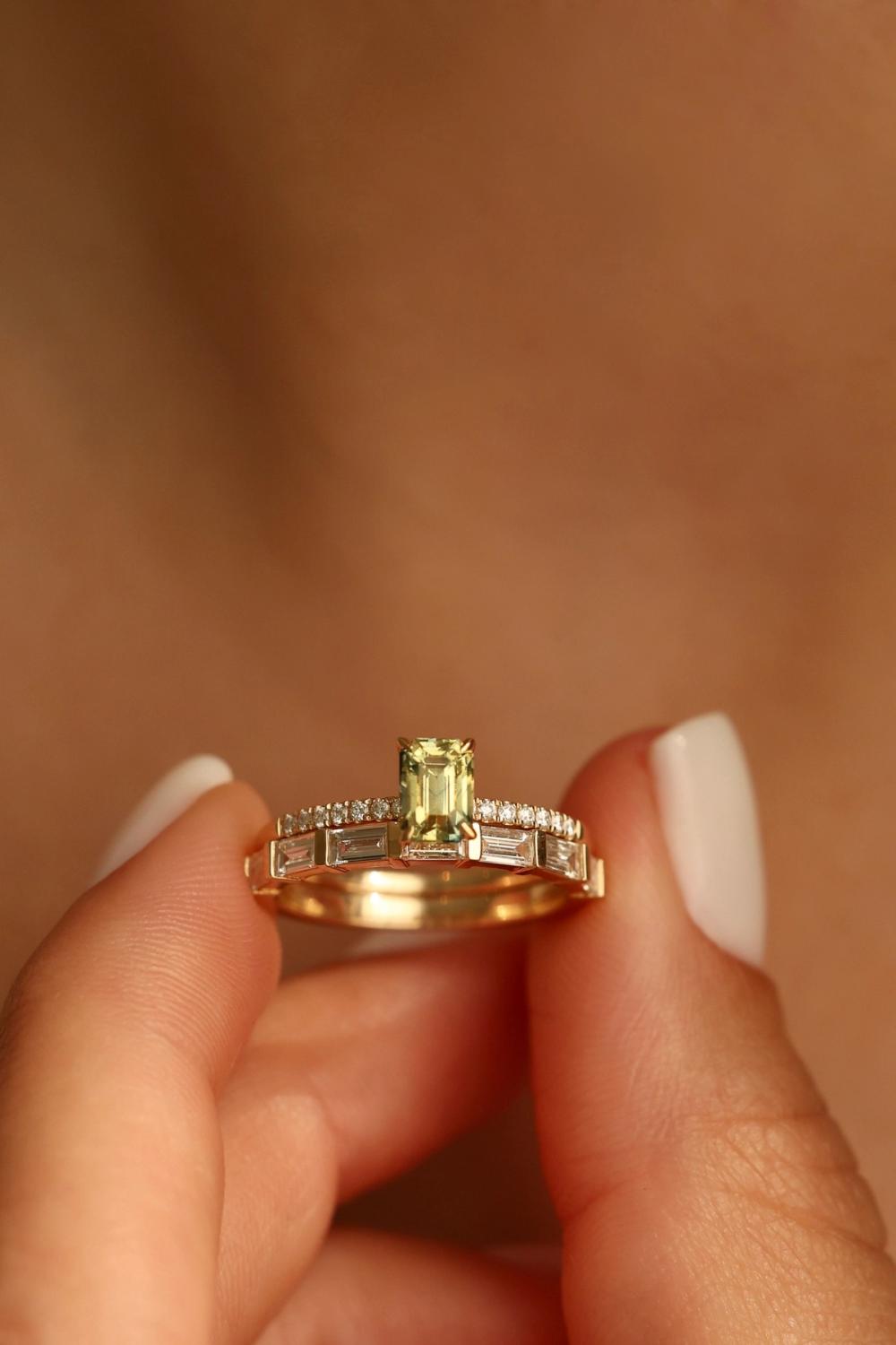 green bi-colored sapphire ring yellow gold