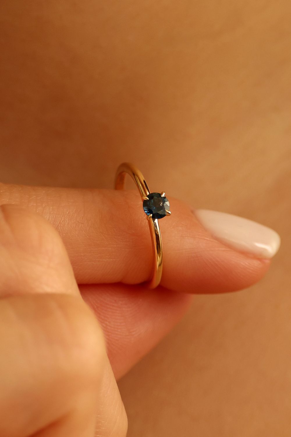 Nangi’s Petite Coastal Safir Ring, med en naturlig blå saffir i 14K yellow gold.