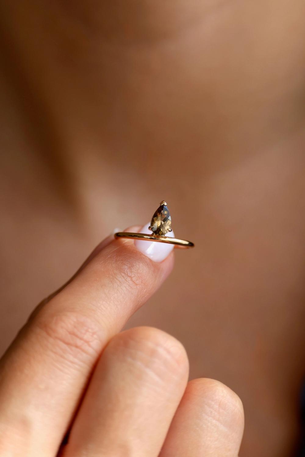 Nangi Golden Honey Drop Tourmaline Ring i 14K gult gull