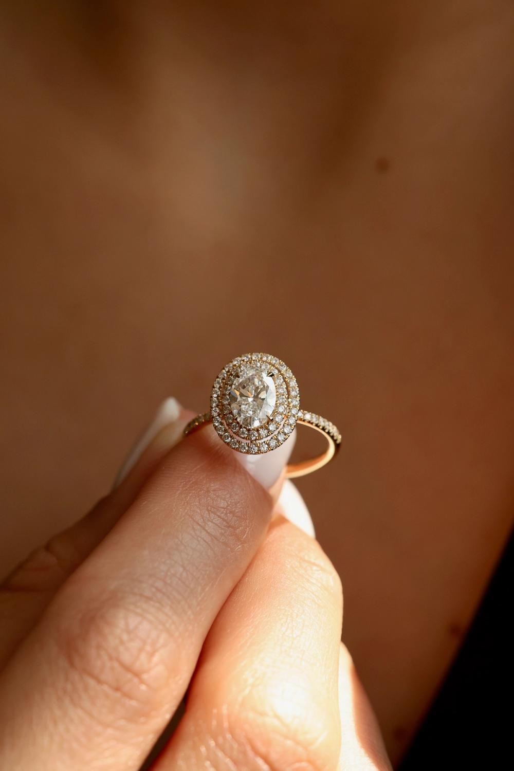 Forlovelsesring med oval lab-diamant satt i solid gult gull halo design